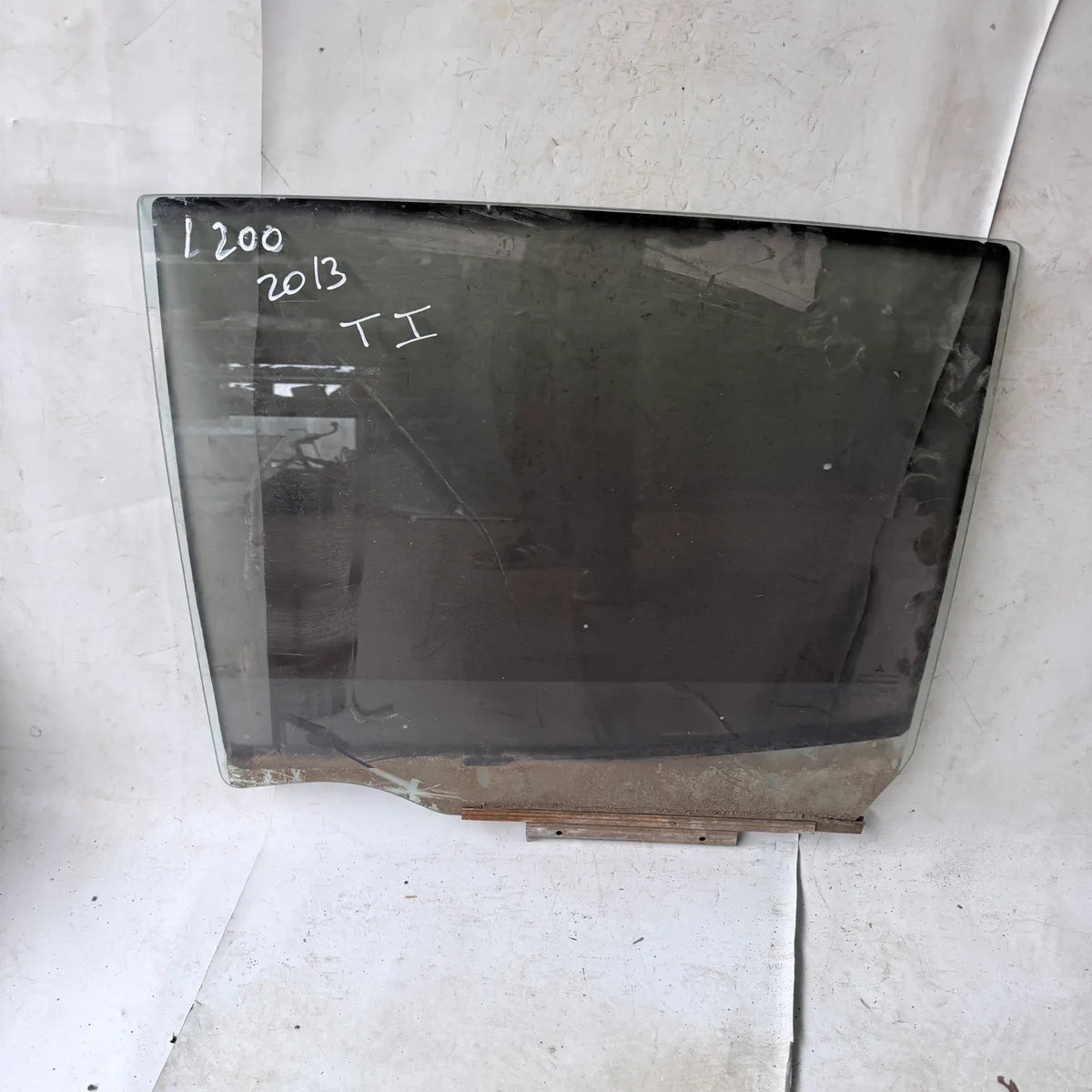 Vidrio puerta TRA-IZQ Mitsubishi L200 2013 - 4x2 Bencina Mecánico