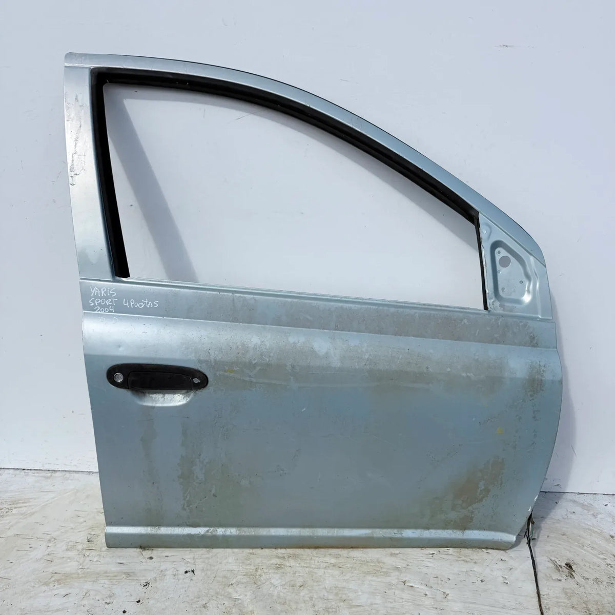 Puerta lata DELANTERA DERECHA Toyota Yaris Sport 2004 - 4x2 Bencina Mecánico