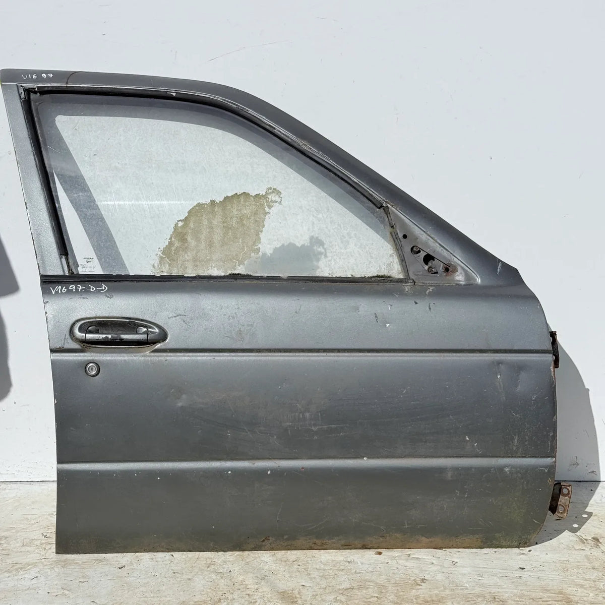 Puerta lata DELANTERA DERECHA Nissan V16 1997 - 4x2 Bencina Mecánico