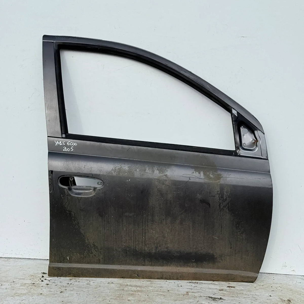Puerta lata DELANTERA DERECHA Toyota Yaris Ecco 2005 - 4x2 Bencina Mecánico