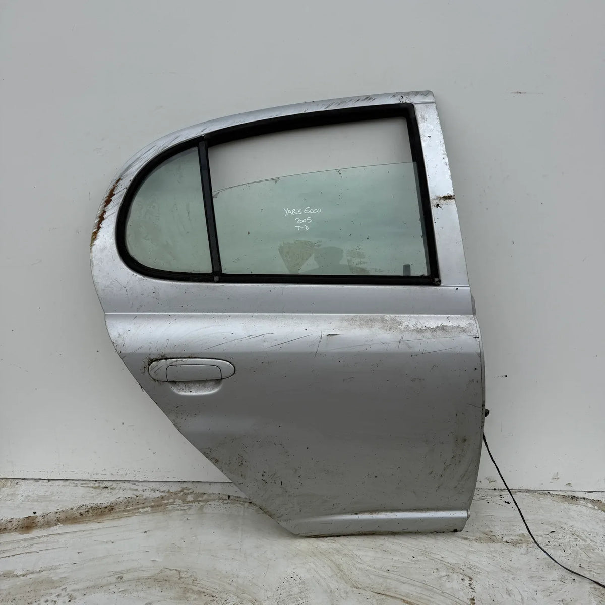 Puerta lata TRASERA DERECHA Toyota Yaris Ecco 2005 - 4x2 Bencina Mecánico