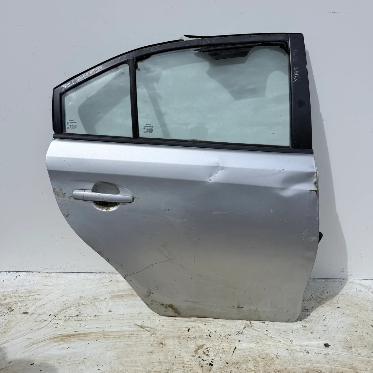 Puerta lata TRASERA DERECHA Toyota Yaris 2014 - 4x2 Bencina Mecánico