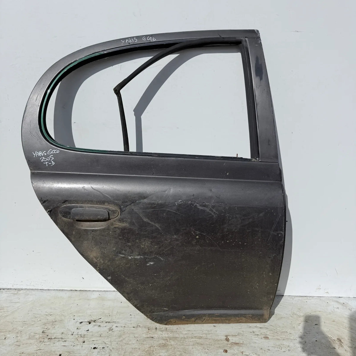 Puerta lata TRASERA DERECHA Toyota Yaris Ecco 2005 - 4x2 Bencina Mecánico