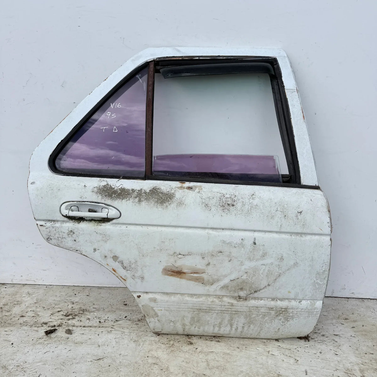 Puerta lata TRASERA DERECHA Nissan V16 1995 - 4x2 Bencina Mecánico