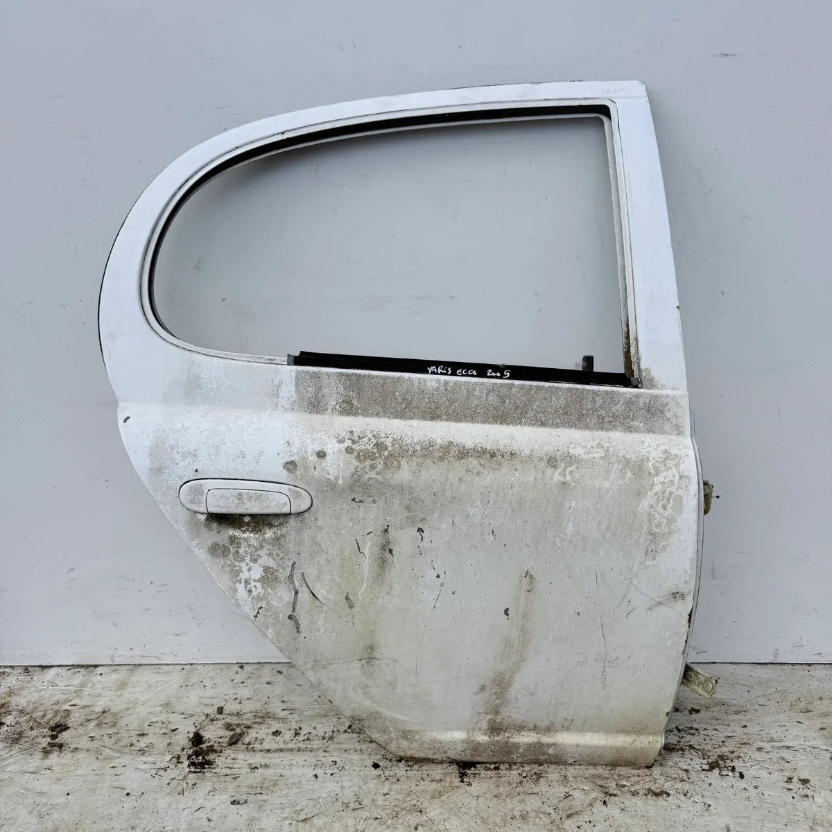 Puerta lata TRASERA DERECHA Toyota Yaris Ecco 2005 - 4x2 Bencina Mecánico