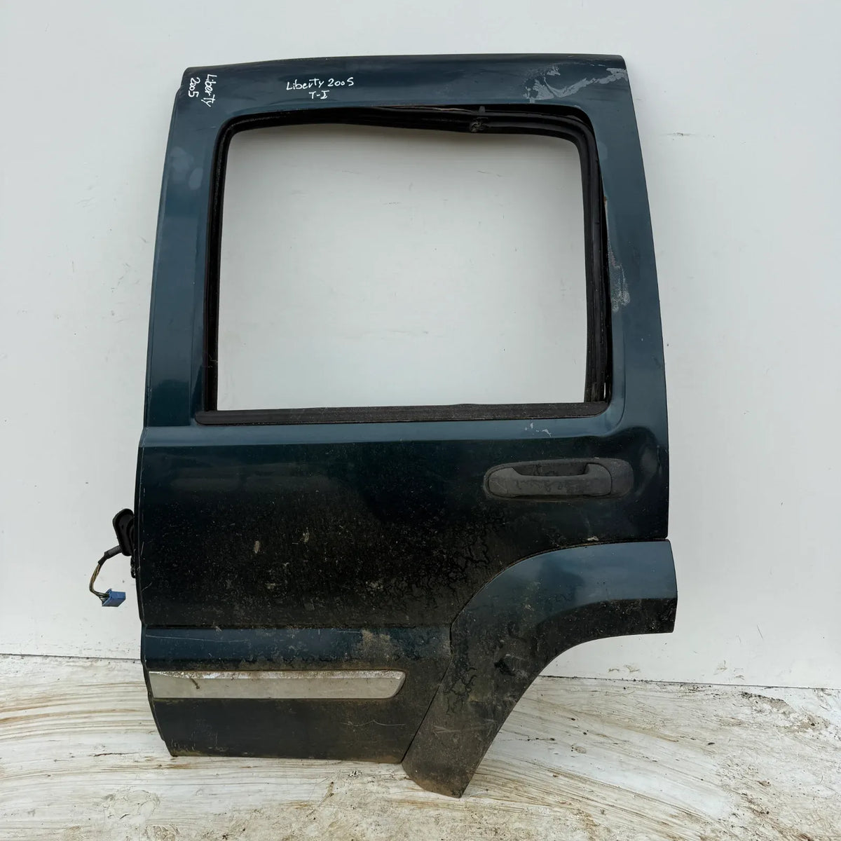 Puerta lata TRASERA IZQUIERDA Jeep Liberty 2005 - 4x2 Bencina Mecánico