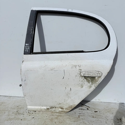 Puerta lata TRASERA IZQUIERDA Toyota Yaris Ecco 2005 - 4x2 Bencina Mecánico