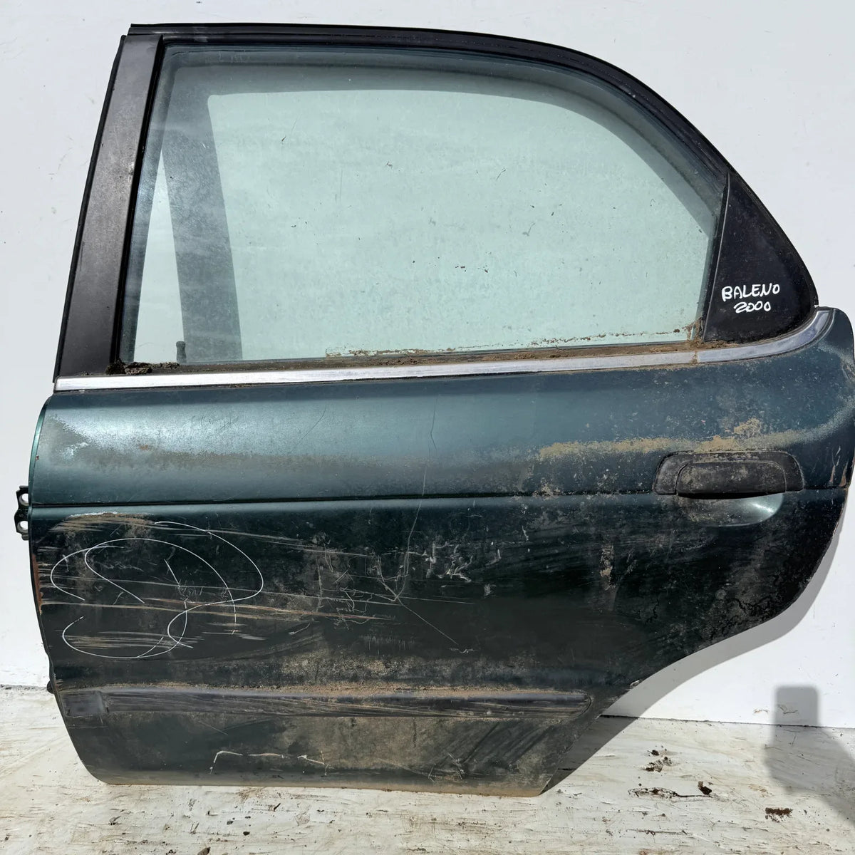 Puerta lata TRASERA IZQUIERDA Suzuki Baleno 2000 - 4x2 Bencina Mecánico