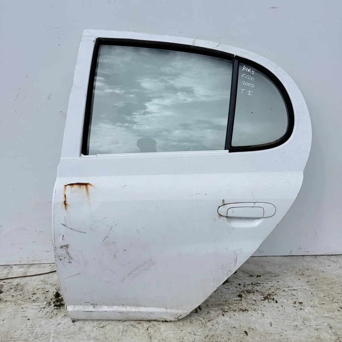 Puerta lata TRASERA IZQUIERDA Toyota Yaris Ecco 2005 - 4x2 Bencina Mecánico