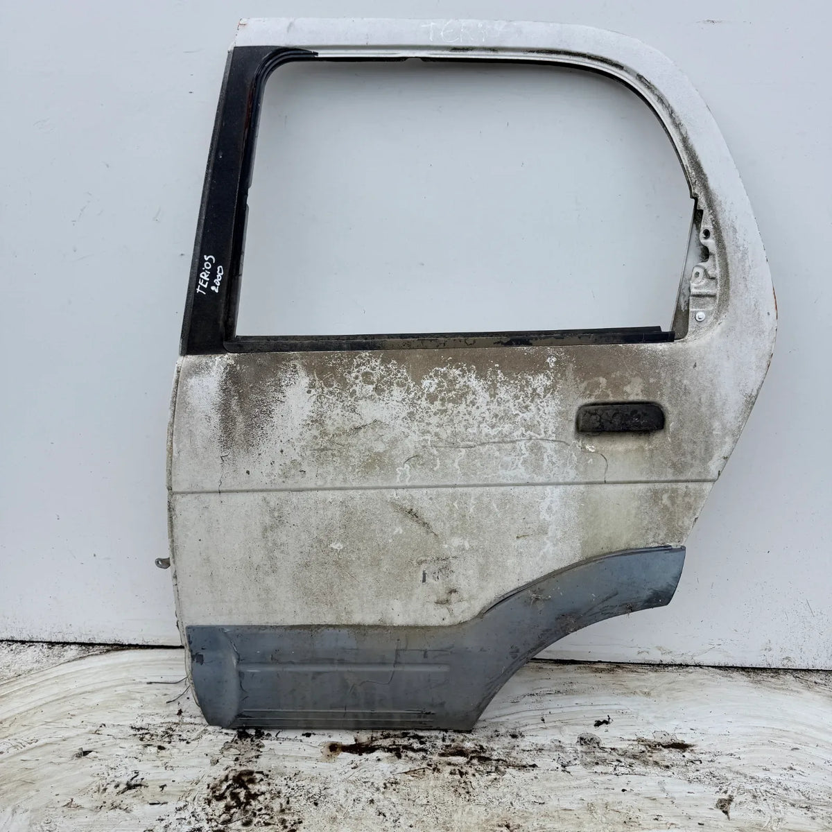 Puerta lata TRASERA IZQUIERDA Daihatsu Terios 2000 - 4x2 Bencina Mecánico