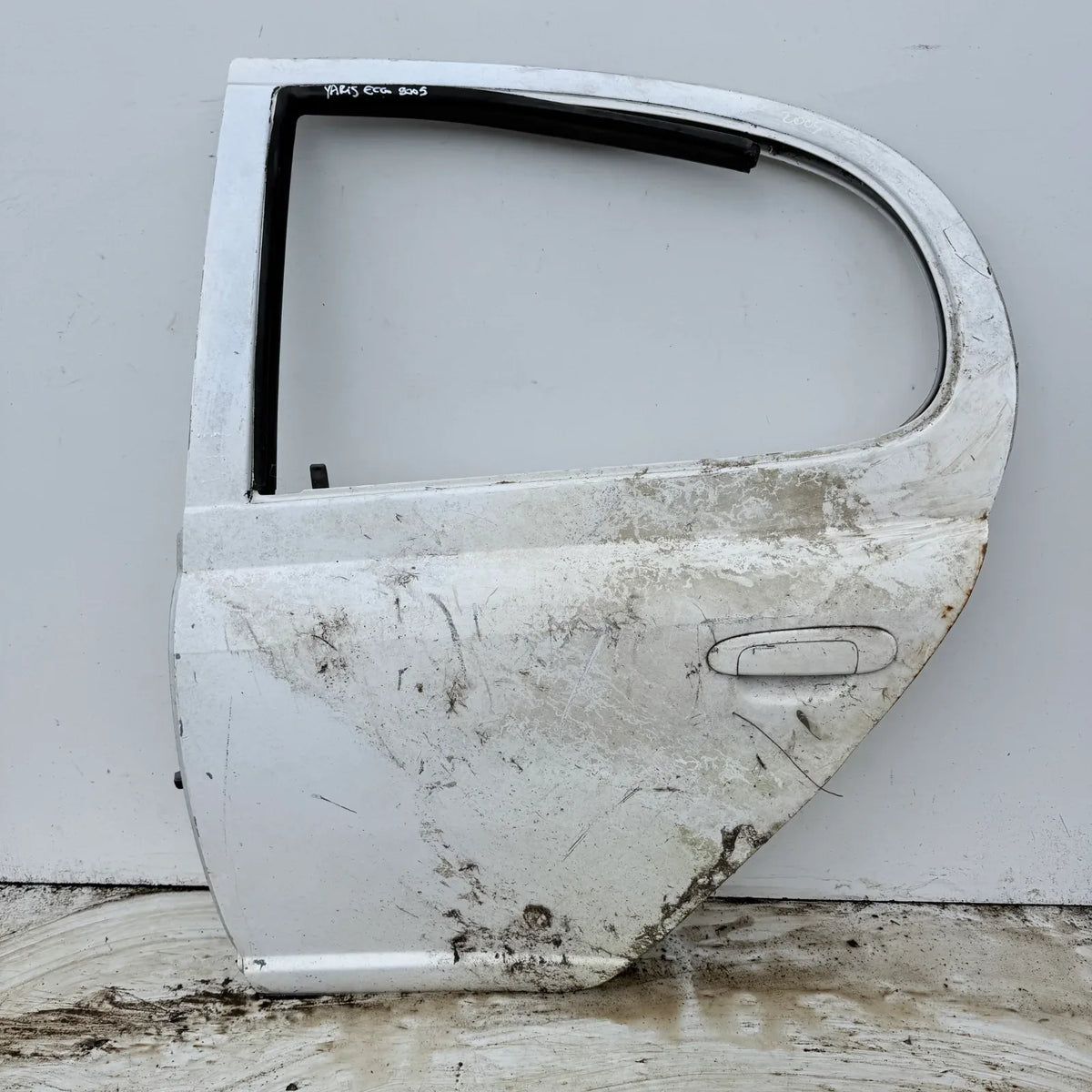 Puerta lata TRASERA IZQUIERDA Toyota Yaris Ecco 2005 - 4x2 Bencina Mecánico