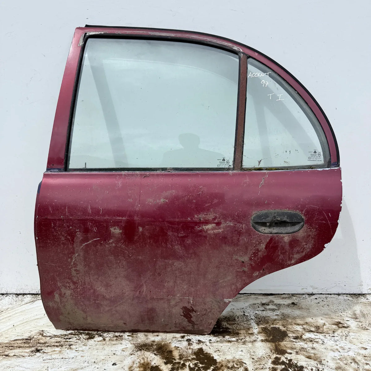 Puerta lata TRASERA IZQUIERDA Hyundai Accent 1997 - 4x2 Bencina Mecánico