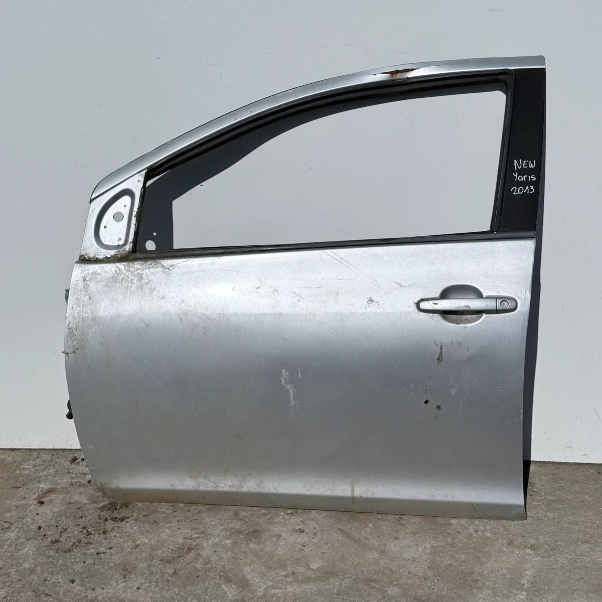 Puerta lata DELANTERA IZQUIERDA Toyota New Yaris 2013 - 4x2 Bencina Mecánico