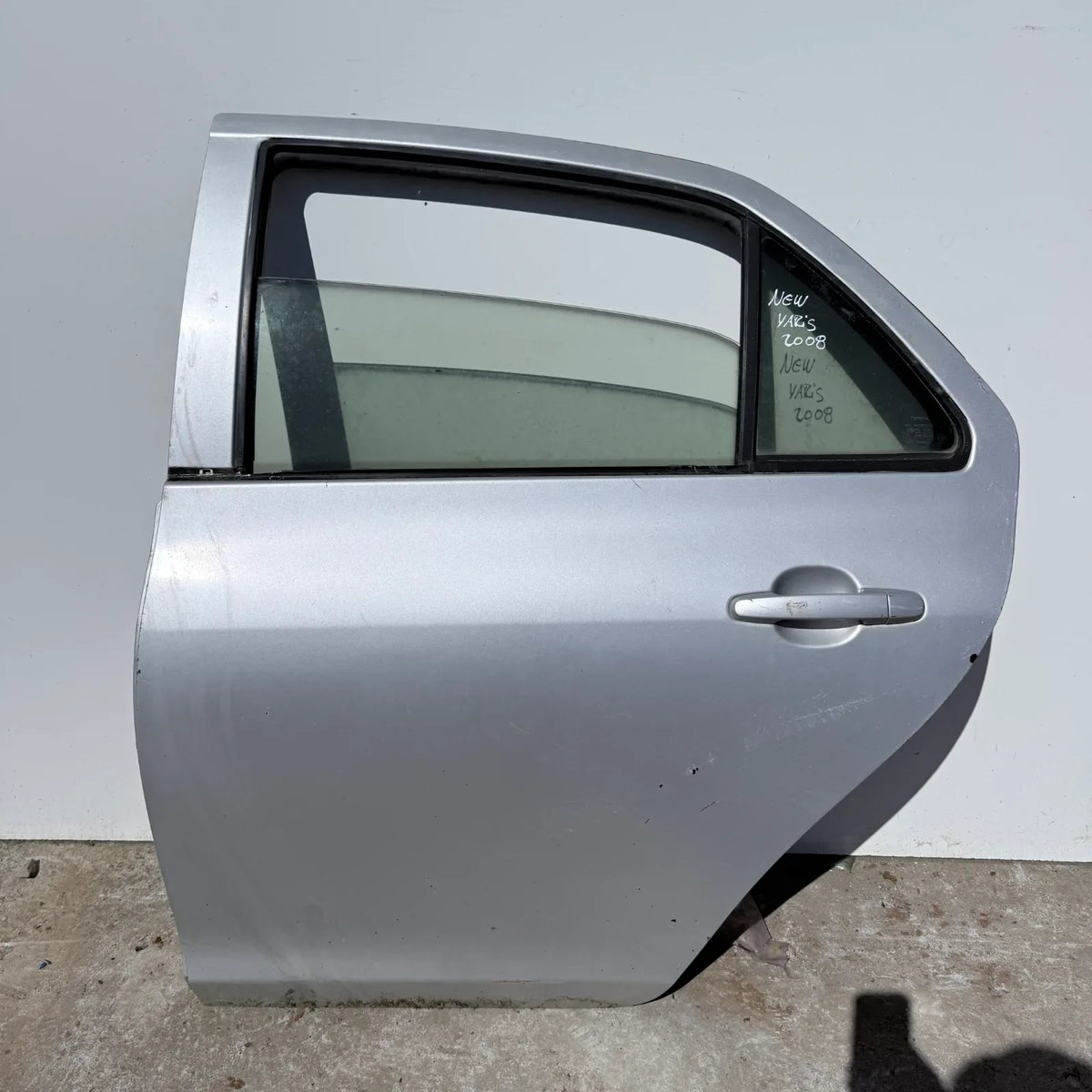 Puerta lata TRASERA IZQUIERDA Toyota New Yaris 2008 - 4x2 Bencina Mecánico
