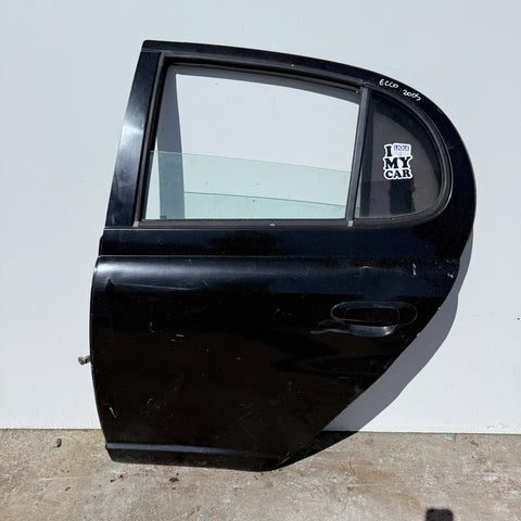Puerta lata TRASERA IZQUIERDA Toyota Yaris Ecco 2005 - 4x2 Bencina Mecánico