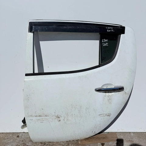 Puerta lata TRASERA IZQUIERDA Mitsubishi L200 2012 - 4x2 Diesel Mecánico