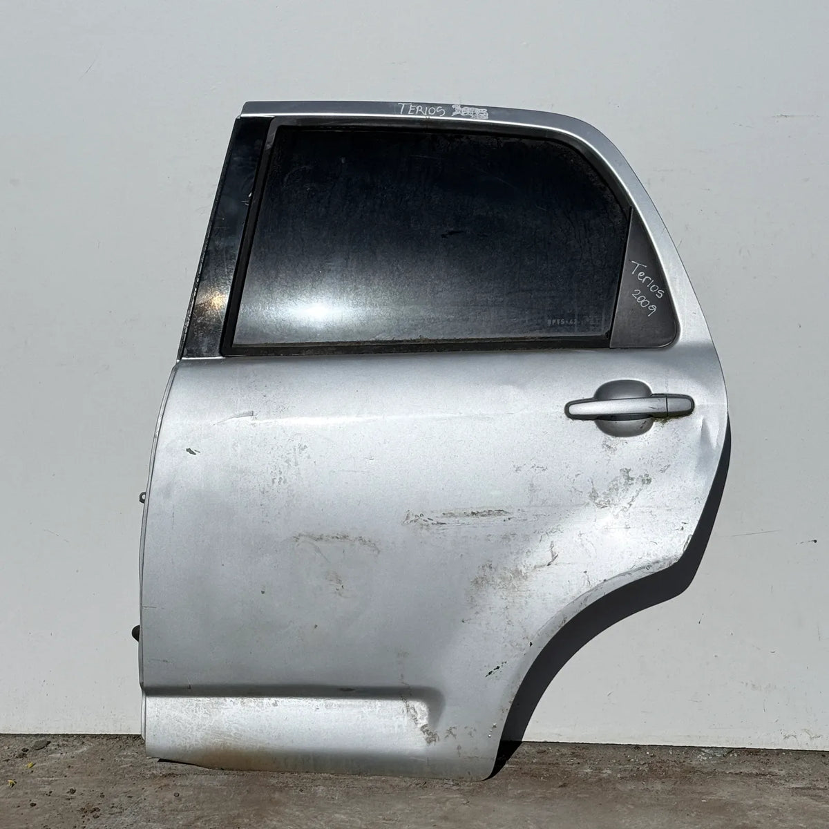Puerta lata TRASERA IZQUIERDA Daihatsu Terios 2009 - 4x2 Bencina Mecánico