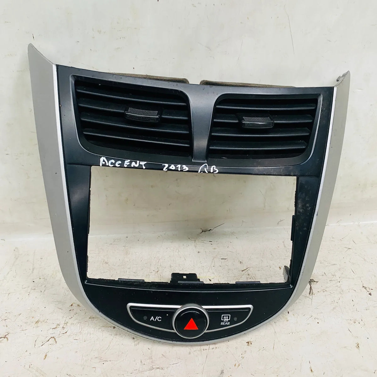 BISEL CON DIFUSOR DE AIRE Hyundai Accent 2013 - 1.6 4x2 Bencina Mecánico